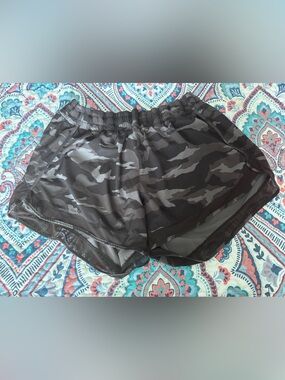 Athleta Printed Mesh Racer Run Shorts - Size XL - Black and Gray Camo Print